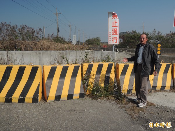 水林萬興橋損壞，村民抱怨封閉迄今年餘還無法通行。（記者陳燦坤攝）