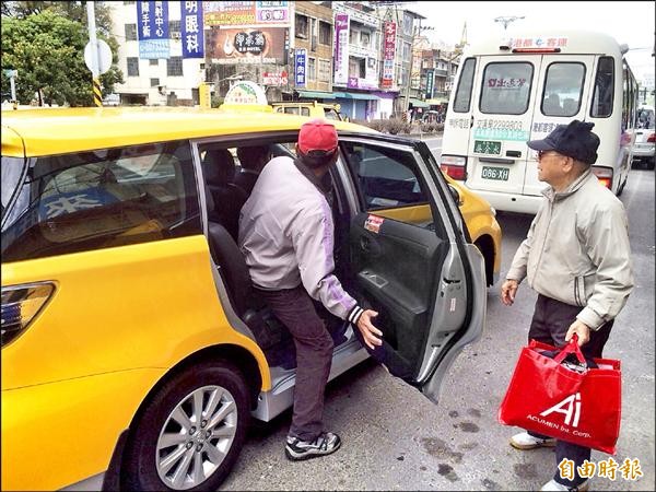 「高鐵至義大」計程車搭乘需求量大。（記者楊菁菁攝）