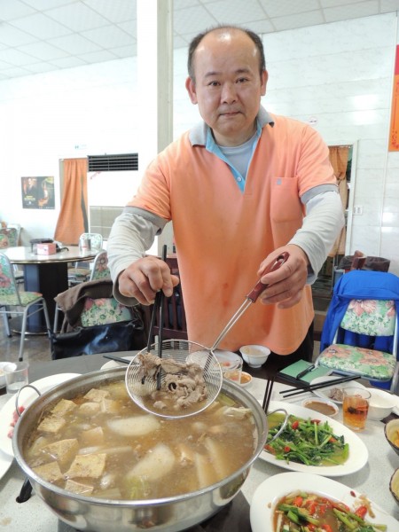 曾任知名餐廳主廚的黃文日，選擇自己開店賣羊肉爐。（記者歐素美攝）