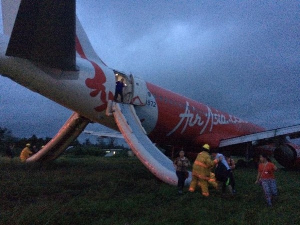 亞航QZ8501班機，已確定墜毀，稍亞航晚又一架又發生衝出跑道的意外。（圖取自Jet Damazo-Santos推特）