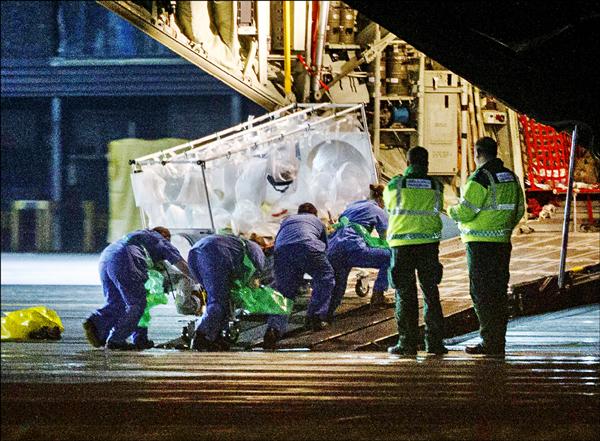 確診感染伊波拉的蘇格蘭護士三十日在經隔離防護的擔架上，被送上運輸機，從格拉斯哥機場飛往倫敦。（法新社）
