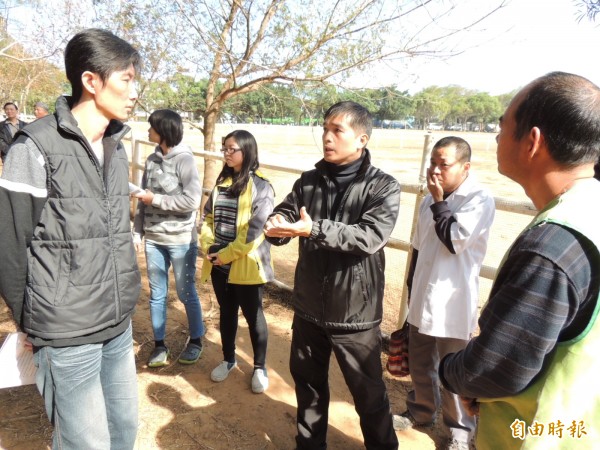 中興大學獸醫教學醫院野生動物科主任高如柏（右三）提供天馬經理杜一龍（左一）改善建議。（記者歐素美攝）