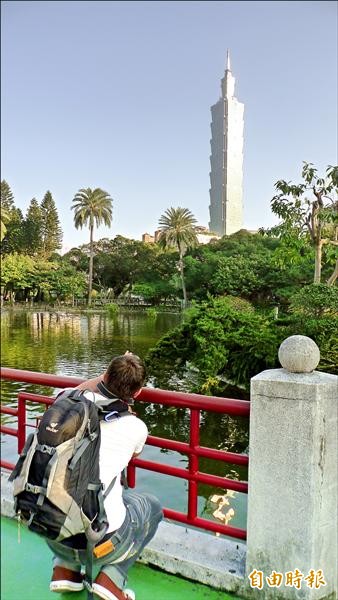 國父紀念館內的「慈湖」旁、以及湖中涼亭連接橋，都可以看到一○一。（記者游蓓茹攝）