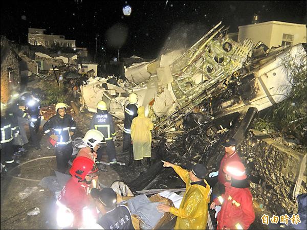 高雄飛往澎湖馬公的復興航空班機墜落湖西鄉西溪村，死傷慘重。（資料照．記者劉禹慶攝）