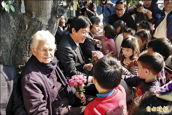 伯利恆基金會甘惠忠（左一）神父籌建早療教育中心，經費缺口仍高達五千萬，賴清德（左二）昨與企業界人士前往捐款兩千一百萬。（記者王涵平攝）