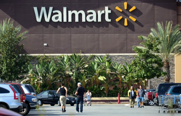 美國一名2歲幼童在與家人逛沃爾瑪賣場時，掏出母親包中的槍枝把玩，意外將母親射殺身亡，警方正深入調查，圖為加州沃爾瑪賣場資料照。（法新社）