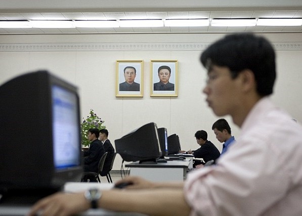 據了解北韓一共約有逾100萬台電腦，但真正能上網的人僅約1000人，其他的都只能看到北韓的內聯網。（圖取自《東網》）