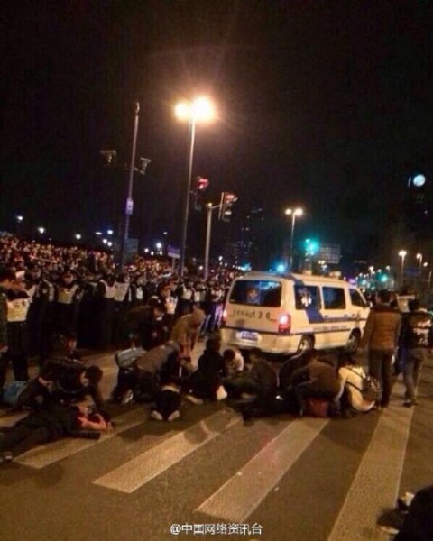 中國上海外灘陳毅廣場跨年夜發生嚴重事故，造成至少35人死亡。但有中國網友針對「35」這個數字表示質疑，傳出35是中國官方的「死亡數字」，網友羅列近年來的意外事故死亡人數，竟然不約而同大多都剛好是「35人」。（資料照，圖擷取自微博）