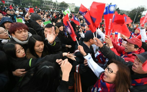 基進側翼成員在馬英九總統致詞時高呼青年救扁！還我人權！與現場持反對意見民眾互嗆。（記者朱沛雄攝）