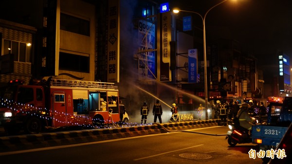 台南市中西區中山路上的「丞音樂器」昨晚驚傳火警。（記者黃欣柏攝）