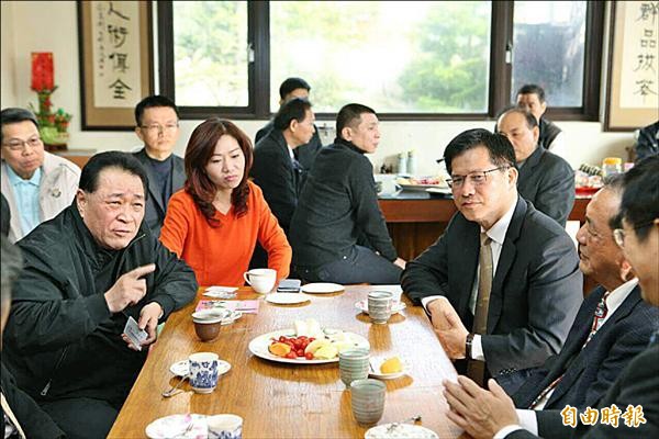 台中市長林佳龍（右三）昨天拜訪議長林士昌（左一），兩人相談甚歡，府會互動展開第一步。（記者唐在馨攝）