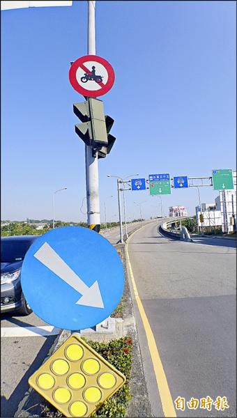 高鐵陸橋禁行機車，但仍有不少機車通行。（記者俞泊霖攝）