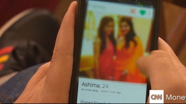 近來手機交友App「Tinder」觸角伸入印度年輕族群，竟意外打破千年的種姓制度藩籬，大受歡迎。（圖擷取自《Le Figaro》）