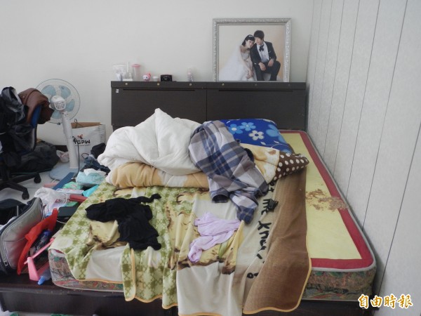 疑似一氧化碳中毒死亡的陳姓男子,臥室內一片混亂,現場還留有嘔吐物。(記者陳信仁攝) 疑似一氧化碳中毒死亡的陳姓男子,臥室內一片混亂,現場還留有嘔吐物。(記者陳信仁攝)