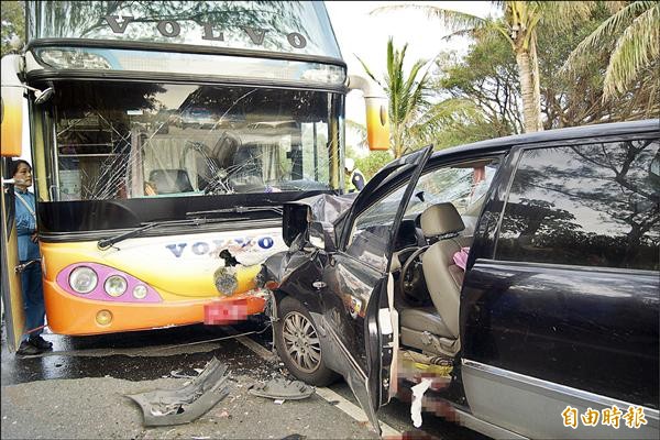 遊覽車張姓駕駛發現休旅車往該車道駛來，趕緊減速並往路邊靠，仍被撞上。（記者王秀亭攝）