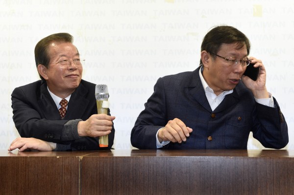 柯文哲(右)說,自己有隨時要接電話的習慣,因為「打來的電話都是要急救的性命」。圖為柯上月拜會前行政院長謝長廷(左),會後召開記者會,柯突然接電話的情況。(資料照,記者陳志曲攝) 柯文哲(右)說,自己有隨時要接電話的習慣,因為「打來的電話都是要急救的性命」。圖為柯上月拜會前行政院長謝長廷(左),會後召開記者會,柯突然接電話的情況。(資料照,記者陳志曲攝)