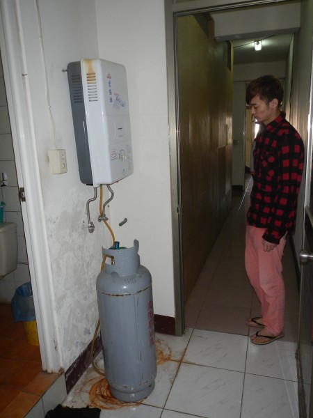 陳姓男子住處的熱水器與瓦斯桶都放在室內,雖都緊閉,卻仍疑似發生瓦斯外洩造成一氧化碳中毒的憾事。(記者陳信仁攝) 陳姓男子住處的熱水器與瓦斯桶都放在室內,雖都緊閉,卻仍疑似發生瓦斯外洩造成一氧化碳中毒的憾事。(記者陳信仁攝)