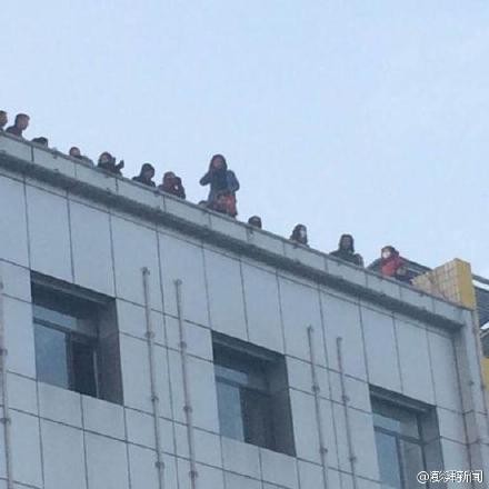 中國山西省朔州市今天出現12人欲集體跳樓,經過溝通後已暫時打消念頭。(圖擷取自微博) 中國山西省朔州市今天出現12人欲集體跳樓,經過溝通後已暫時打消念頭。(圖擷取自微博)
