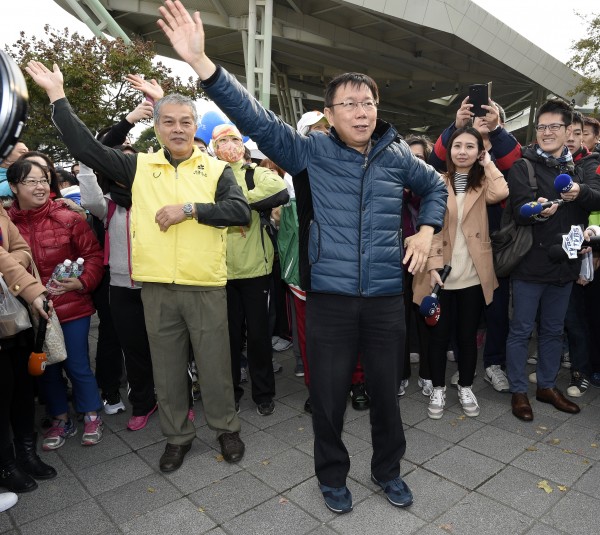 台北市長柯文哲(中)今密會前高鐵董座、大陸工程股份有限公司董座殷琪與PChome董事長詹宏志,但是否有意延攬入府,柯文哲受訪不願證實。(資料照,記者叢昌瑾攝) 台北市長柯文哲(中)今密會前高鐵董座、大陸工程股份有限公司董座殷琪與PChome董事長詹宏志,但是否有意延攬入府,柯文哲受訪不願證實。(資料照,記者叢昌瑾攝)
