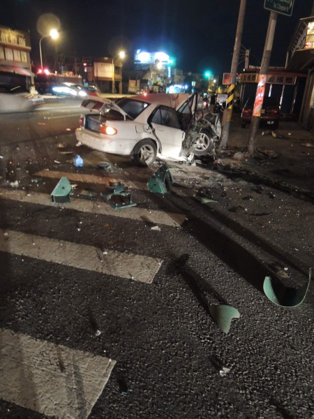 宜蘭縣冬山鄉一輛自小客車行經永興路1段與冬山路3段路口，超車不慎撞上電線桿起火燃燒，警消到場將5名乘客救出，其中3人到院前已無生命跡象。（記者楊宜敏攝）