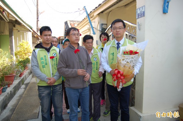 台南市議員李退之（右一）和鄉親今早到阿扁祖厝官田西庄向扁媽陳李慎送紅色康乃馨祝福。（記者楊金城攝）