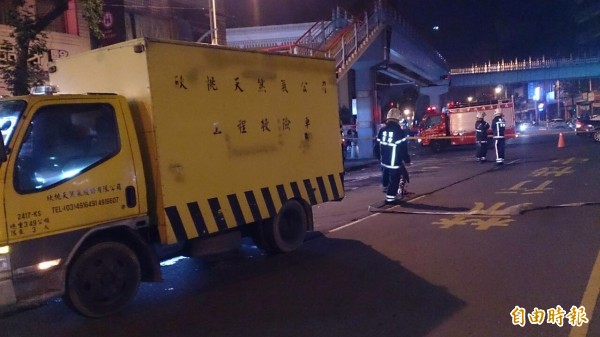 桃園市中壢區中央西路傳出瓦斯洩漏，消防車、工程救險車進駐搶漏。（記者李容萍攝）