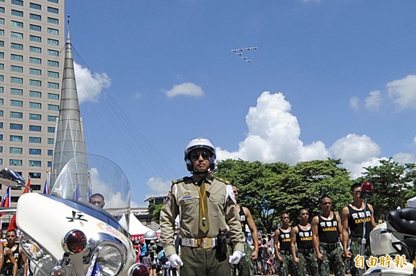 國防部在立院推動募兵制草案，大增軍人福利，引發立委質疑； 圖為國防部去年在新北市舉辦的募兵徵才活動。（資料照，記者陳志曲攝）