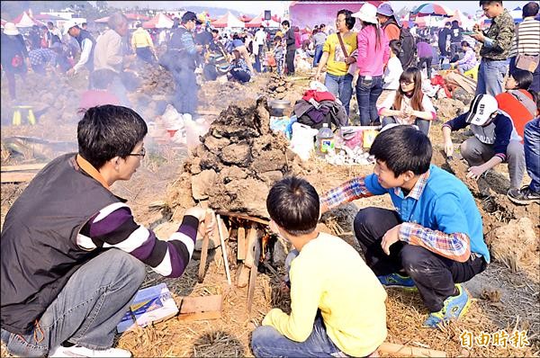 草屯鎮舉辦千人焢窯活動，不少民眾趁著假期，親子一起體驗焢窯的樂趣。（記者陳信仁攝）