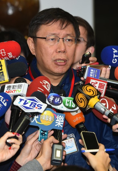 台北市長柯文哲上任後仍舊擔任陳水扁醫療召集人，今天受訪時表示擔心扁保外就醫後的環境以及看護情況。
（記者張嘉明攝）