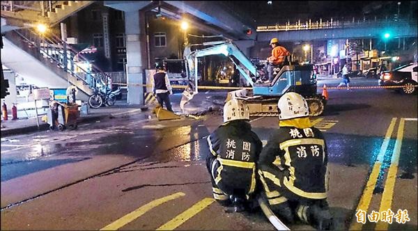 桃園市中壢區中央西路傳出瓦斯外洩，消防車、工程救險車進駐搶漏。（記者李容萍攝）