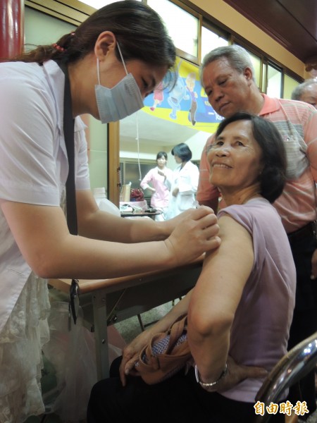 台中市即日起流感疫苗擴大開放60歲以上長者接種。（記者蔡淑媛攝）