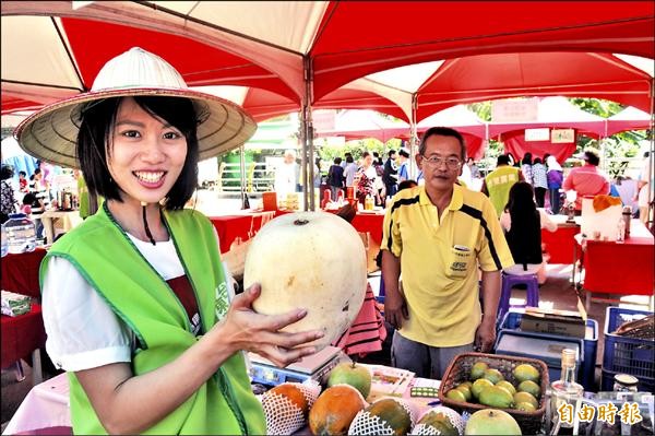 正妹王婉璇兩年前從大學畢業後，返鄉務農，與父母一起耕種兩甲地的有機農場。（記者黃明堂攝）