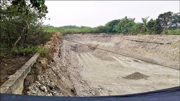 遭盜採土石的美濃農地，被挖出一個十公尺長、五公尺寬、四公尺深的大坑洞，經發局開罰地主百萬元，並限期完成回填。（高市經發局提供）