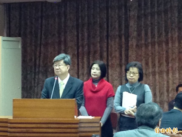 少子化風暴來襲，教育部長吳思華（左一）今早在立法院教委會專案報告時，指政府將主導加速大學整併。（記者林曉雲攝）