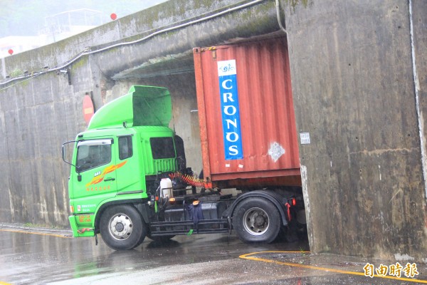 曳引車卡在箱涵中，進退兩難。（記者吳政峰攝）