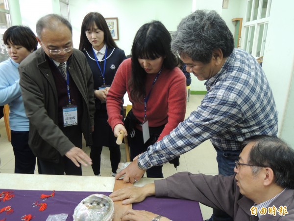 韓國議政府女子高等學校學生到姐妹學校新竹高商參加社團課程，看到台灣傳統螺鈿藝術之美都覺得驚奇，也試著切貝殼體驗。（記者洪美秀攝）