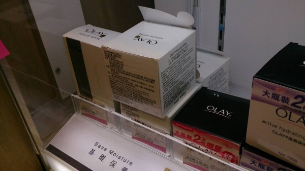 衛生局在寶雅大墩店查獲一罐「OLAY 防曬淨白乳霜（UV）」過期一天，其製造日期二○一二年一月五日。（記者蔡淑媛翻攝