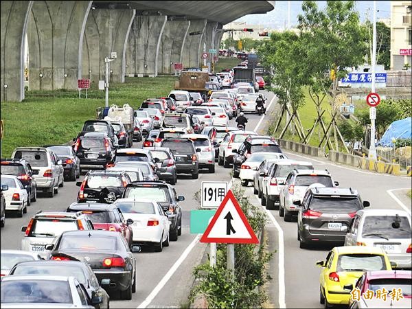 元旦連假期間，宜蘭各地塞滿北返車潮，也塞滿市區道路，造成用路人及在地居民極大困擾，縣長林聰賢拋出車流總量管制想法，希望舒緩塞車情況。（資料照，記者王揚宇攝）