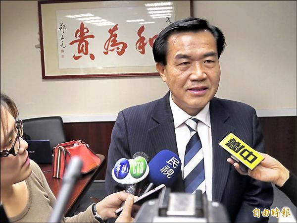 台南市議長李全教特別選在「和為貴」字畫前回應市長賴清德。（記者蔡文居攝）