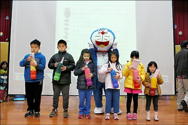 學生們將寫給自己的信裝進時空膠囊。（松山國小提供）