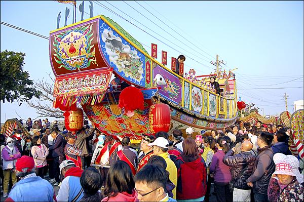 林良太建造的王船超過200艘，圖為他打造的北門三寮灣東隆宮王船。（資料照）