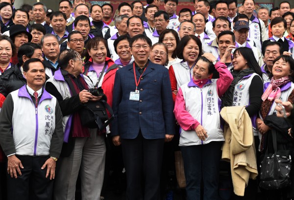 柯文哲表示跑紅白帖沒有意義，現階段自己不會跑，也鼓勵民代跟進，不過多數里長認為跑紅白帖是有必要的。圖為台北市政府7日舉辦第十二屆里長工作研習活動，市長柯文哲（前排中）與里長們合影留念。（記者簡榮豐攝）