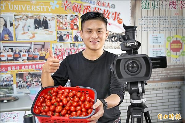 受惠於幸福番茄的周湘龍，以自身故事拍攝微電影，協助學校行銷公益。（記者吳俊鋒攝）