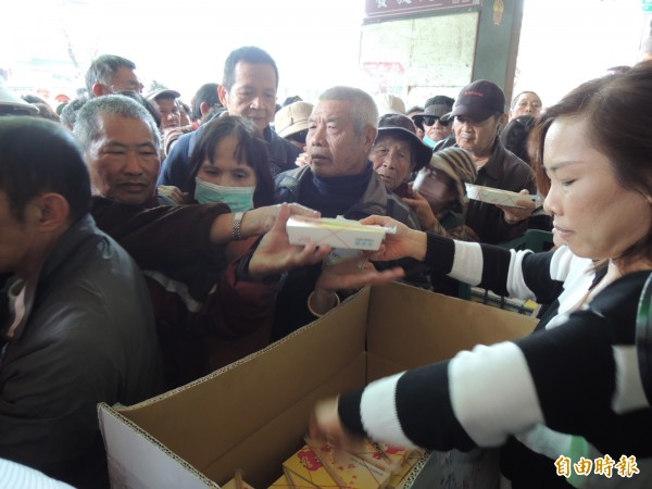 高市議員鄭新助發米粉慶祝阿扁回家，吸引大批民眾排隊。（記者王榮祥攝）