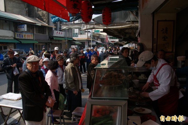 慶祝阿扁保外就醫，小吃業者免費贈送香腸熟肉。
（記者黃文鍠攝）