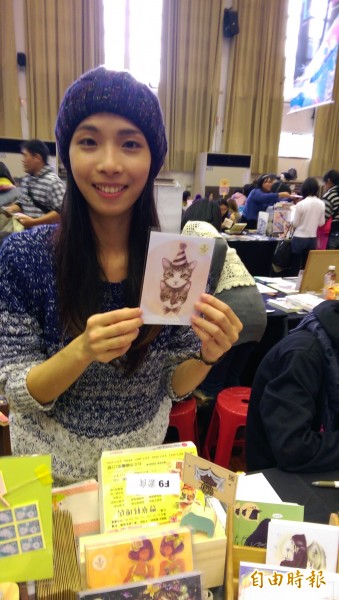 業餘創作家李小姐以自家貓咪為模特兒製作明信片，頗受民眾好評。（記者蔡穎攝）