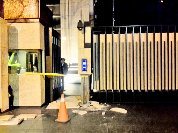 台北市信義區的豪宅「皇翔御琚」發生保全員遭車道電動門夾死意外。（記者邱俊福翻攝）