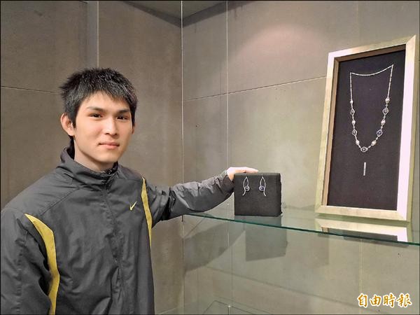 陳柏儒創作題材主要以大自然生態為主，展現精緻金工藝術。（記者林孟婷攝）