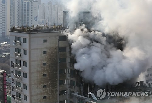 南韓京畿道一棟10層樓公寓發生火災，目前已造成4死100傷，其中10人重傷。（圖擷取自韓聯社）