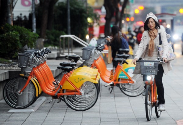 便利台北市民的公共自行車「YouBike」騎乘前30分鐘免費，超過30分鐘才開始依時計費，但傳出這免費津貼最快今年3月會用罄。（資料照，記者羅沛德攝）